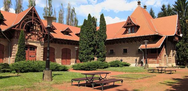Parádi Cifraistálló és kocsimúzeum épülete